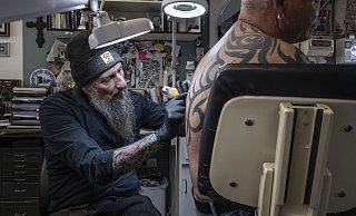 Rupert Gloede (l.) führt seit 25 Jahren das Tattoo-Studio "Road 66". Dieses Mal sitzt Reiner Mischendahl-Lipski auf dem Stuhl. - Jörg Dieckmann Rupert Gloede (l.) führt seit 25 Jahren das Tattoo-Studio "Road 66". Dieses Mal sitzt Reiner Mischendahl-Lipski auf dem Stuhl. - Jörg Dieckmann