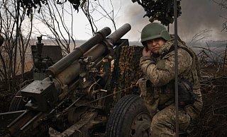 Ukrainische Soldaten der 71. Jägerbrigade feuern eine Haubitze M101 auf russische Stellungen an der Frontlinie bei Awdijiwka ab. - Efrem Lukatsky/AP/dpa Ukrainische Soldaten der 71. Jägerbrigade feuern eine Haubitze M101 auf russische Stellungen an der Frontlinie bei Awdijiwka ab. - Efrem Lukatsky/AP/dpa