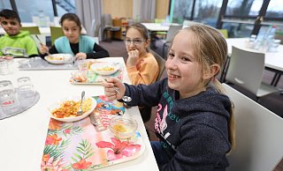 Nina hat ihre Portion Nudeln schon aufgegessen. In der neuen Mensa der Grundschule Dehme schmeckt es allen nochmal so gut. - Nicole Sielermann Nina hat ihre Portion Nudeln schon aufgegessen. In der neuen Mensa der Grundschule Dehme schmeckt es allen nochmal so gut. - Nicole Sielermann