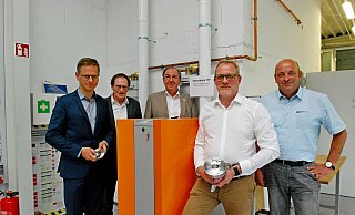Bei der Präsentation der kleinen Sensation: Bundestagsabgeordneter Carsten Linnemann (CDU, v. l.), Franz-Josef Schulte, Produktmanager bei lion energy, Hans Schäfer, stellvertretender Bürgermeister, Thomas Henrichs, Geschäftsführer PHM und Thomas Hachmann, Geschäftsführer lion energy am neuen Powerblock. - Gunter Held Bei der Präsentation der kleinen Sensation: Bundestagsabgeordneter Carsten Linnemann (CDU, v. l.), Franz-Josef Schulte, Produktmanager bei lion energy, Hans Schäfer, stellvertretender Bürgermeister, Thomas Henrichs, Geschäftsführer PHM und Thomas Hachmann, Geschäftsführer lion energy am neuen Powerblock. - Gunter Held