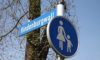 Der Straßenname Hindenburgwall statt noch aus der Zeit des Nationalsozialismus. - Hermann Ludwig Der Straßenname Hindenburgwall statt noch aus der Zeit des Nationalsozialismus. - Hermann Ludwig