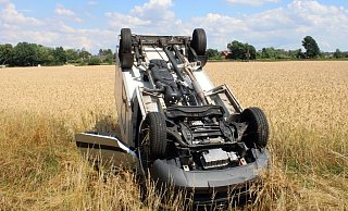 Der Kleintransporter kam auf dem Dach liegend in dem Kornfeld zum Stillstand. - Polizei Minden-Lübbecke Der Kleintransporter kam auf dem Dach liegend in dem Kornfeld zum Stillstand. - Polizei Minden-Lübbecke