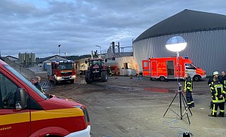Aus einer Biogasanlage in Borgentreich-Borgholz sind am Freitagnachmittag große Mengen Substrat ausgelaufen. - Feuerwehr Borgentreich Aus einer Biogasanlage in Borgentreich-Borgholz sind am Freitagnachmittag große Mengen Substrat ausgelaufen. - Feuerwehr Borgentreich