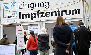 Impfwillige stehen vor dem Eingang des Impfzentrums in Rosenheim. - Foto: Peter Kneffel/dpa Impfwillige stehen vor dem Eingang des Impfzentrums in Rosenheim. - Foto: Peter Kneffel/dpa