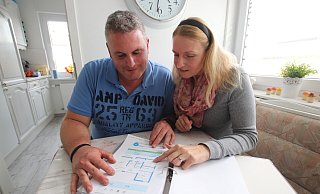 Die Wohnungssuche von Mario Junker und Nicole Somberg aus dem Kreis Gütersloh füllt mittlerweile einen ganzen Aktenordner. - Sigurd Gringel Die Wohnungssuche von Mario Junker und Nicole Somberg aus dem Kreis Gütersloh füllt mittlerweile einen ganzen Aktenordner. - Sigurd Gringel