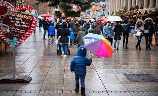 Ungemütlich: Ohne Regenschirm geht in den kommenden Tagen nichts auf dem Weihnachtsmarkt. - picture alliance/dpa Ungemütlich: Ohne Regenschirm geht in den kommenden Tagen nichts auf dem Weihnachtsmarkt. - picture alliance/dpa