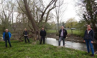 Ludger Kleine (1. Vorsitzender der Teilnehmergemeinschaft), Volker Karthaus (WOL), Jürgen Hardes (stellvertretender Vorsitzender der Teilnehmergemeinschaft), Matthias Kaup (Ortsvorsteher) und Kerstin Beermann-John (Bezirksregierung) schauen sich an der Alme bei Brenken um. - Kreis Paderborn Ludger Kleine (1. Vorsitzender der Teilnehmergemeinschaft), Volker Karthaus (WOL), Jürgen Hardes (stellvertretender Vorsitzender der Teilnehmergemeinschaft), Matthias Kaup (Ortsvorsteher) und Kerstin Beermann-John (Bezirksregierung) schauen sich an der Alme bei Brenken um. - Kreis Paderborn