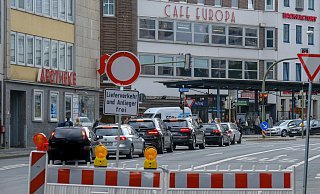 Roter Kreis, weiße Mitte - dieses Schild heißt "Durchfahrt verboten". Nur Anlieger und Lieferverkehr dürfen noch über den Jahnplatz. - Foto: Andreas Zobe/NW Roter Kreis, weiße Mitte - dieses Schild heißt "Durchfahrt verboten". Nur Anlieger und Lieferverkehr dürfen noch über den Jahnplatz. - Foto: Andreas Zobe/NW