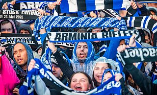 Arminia Bielefelds Fans haben trotz Regen und vier Gegentoren alles für die Mannschaft gegeben. Zum Lohn gab es noch zwei Tore für den DSC. - Sarah Jonek Arminia Bielefelds Fans haben trotz Regen und vier Gegentoren alles für die Mannschaft gegeben. Zum Lohn gab es noch zwei Tore für den DSC. - Sarah Jonek