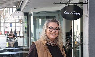 Der Name ist Programm: "Anna's Cousina" bedeutet übersetzt "Anna's Küche". Chefin Anna Karavou freut sich auf alte und neue Gesichter. - Claus Frickemeier Der Name ist Programm: "Anna's Cousina" bedeutet übersetzt "Anna's Küche". Chefin Anna Karavou freut sich auf alte und neue Gesichter. - Claus Frickemeier