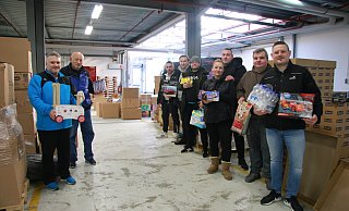 Milena und Daniel Simac (3. und 4. v. r.) haben in Vlotho den Hilstransport organisiert. Sie sortieren und verladen mit ihren freiwilligen Helfern die Spenden. - Anthea Moschner Milena und Daniel Simac (3. und 4. v. r.) haben in Vlotho den Hilstransport organisiert. Sie sortieren und verladen mit ihren freiwilligen Helfern die Spenden. - Anthea Moschner