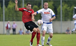 SCP-Stürmer Sven Michel (r.), hier gegen Viktoria-Akteur Leander Goralski, spielte bereits vor acht Jahren gegen Viktoria Köln. In einem Testspiel gegen den damaligen Regionalligisten vom Rhein gewann Paderborn mit 3:1. - imago/pmk SCP-Stürmer Sven Michel (r.), hier gegen Viktoria-Akteur Leander Goralski, spielte bereits vor acht Jahren gegen Viktoria Köln. In einem Testspiel gegen den damaligen Regionalligisten vom Rhein gewann Paderborn mit 3:1. - imago/pmk