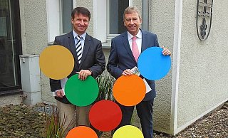 Der Kreis Höxter - die sich als "Region plus X" versteht - bewirbt sich als Modellregion. Dazu hat der neue Landrat Michael Stickeln (l.), hier mit seinem Vorgänger Friedhelm Spieker, einen Brief an Ministerpräsident Armin Laschet geschrieben. - Radio Hochstift Der Kreis Höxter - die sich als "Region plus X" versteht - bewirbt sich als Modellregion. Dazu hat der neue Landrat Michael Stickeln (l.), hier mit seinem Vorgänger Friedhelm Spieker, einen Brief an Ministerpräsident Armin Laschet geschrieben. - Radio Hochstift