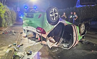 Der Hyundai landete auf dem Dach, nachdem es am Ortseingang der Brakeler Ortschaft Gehrden ein Skoda (im Hintergrund) gerammt hat. - Feuerwehr Brakel Der Hyundai landete auf dem Dach, nachdem es am Ortseingang der Brakeler Ortschaft Gehrden ein Skoda (im Hintergrund) gerammt hat. - Feuerwehr Brakel