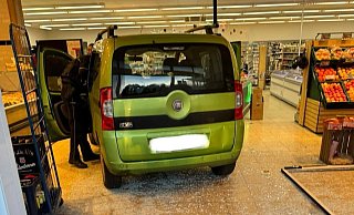 Das grüne Auto durchbrach den gläsernen Eingangsbereich. - Feuerwehr Büren Das grüne Auto durchbrach den gläsernen Eingangsbereich. - Feuerwehr Büren