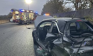 Auf der A30 hat es am Donnerstagmorgen heftig gescheppert. Zwei Menschen wurden verletzt. - Feuerwehr Löhne Auf der A30 hat es am Donnerstagmorgen heftig gescheppert. Zwei Menschen wurden verletzt. - Feuerwehr Löhne