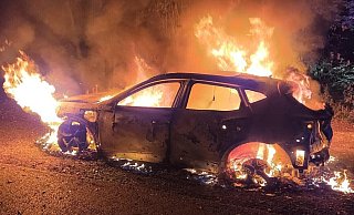 Flammen schlugen aus dem Wagen, als die Feuerwehr Bad Driburg eintraf. - Löschzug Bad Driburg Flammen schlugen aus dem Wagen, als die Feuerwehr Bad Driburg eintraf. - Löschzug Bad Driburg