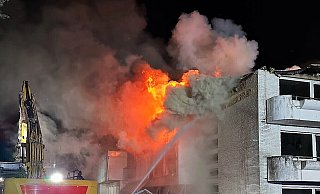 Das Feuer am Hotel Kaiserbrunnen fraß sich durch das ganze Gebäude. - Feuerwehr Brakel Das Feuer am Hotel Kaiserbrunnen fraß sich durch das ganze Gebäude. - Feuerwehr Brakel