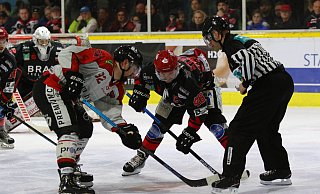 Bully zum nächsten Doppelspieltag: Für Fabian Staudt (M.) und den Herforder EV geht es heute beim EHC Neuwied und am Sonntag in eigener Halle gegen Ratingen in den Pre-PlayOffs weiter. - Yvonne Gottschlich Bully zum nächsten Doppelspieltag: Für Fabian Staudt (M.) und den Herforder EV geht es heute beim EHC Neuwied und am Sonntag in eigener Halle gegen Ratingen in den Pre-PlayOffs weiter. - Yvonne Gottschlich