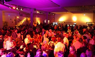 Das waren noch Zeiten: Zum Jahreswechsel 2019/2020 war die Silvesterparty in der Werretalhalle ausverkauft. - M+S Veranstaltungen Das waren noch Zeiten: Zum Jahreswechsel 2019/2020 war die Silvesterparty in der Werretalhalle ausverkauft. - M+S Veranstaltungen