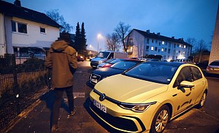 Die 53-Jährige hatte ihren Wagen gerade geparkt - quasi vor dem eigenen Haus - da schlug der Täter zu. - Sarah Jonek Die 53-Jährige hatte ihren Wagen gerade geparkt - quasi vor dem eigenen Haus - da schlug der Täter zu. - Sarah Jonek