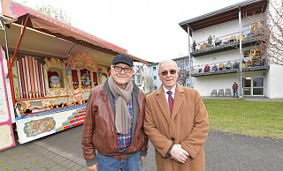Kirmeschef August Schneider (89, r.) und sein Bruder Walter (88) klapperten mit ihrer historischen Orgel vier Einrichtungen ab, darunter das Katharina-Luther-Haus. - Jens Dünhölter Kirmeschef August Schneider (89, r.) und sein Bruder Walter (88) klapperten mit ihrer historischen Orgel vier Einrichtungen ab, darunter das Katharina-Luther-Haus. - Jens Dünhölter