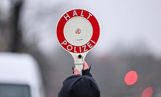 Ein Polizist hält während einer Verkehrskontrolle eine Polizeikelle in der Hand. (Symbolbild) - Robert Michael/dpa Ein Polizist hält während einer Verkehrskontrolle eine Polizeikelle in der Hand. (Symbolbild) - Robert Michael/dpa