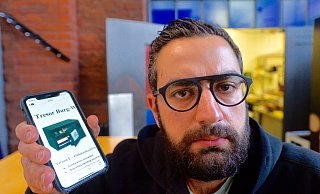Gastronom Zaven Duman zeigt ein Foto des gestohlenen Tresors auf seinem Handy. - Wolfgang Wotke Gastronom Zaven Duman zeigt ein Foto des gestohlenen Tresors auf seinem Handy. - Wolfgang Wotke