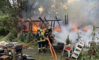 Als die Feuerwehrleute an der Gartenhütte eintrafen, stand das Gebäude voll in Brand - unter starker Rauchentwicklung. - Feuerwehr Höxter Als die Feuerwehrleute an der Gartenhütte eintrafen, stand das Gebäude voll in Brand - unter starker Rauchentwicklung. - Feuerwehr Höxter