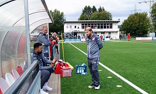 Arbeitslos in Sachen Fußball: Die Mannschaft von RW Kirchlengerns Trainer Daniel Halfar (r.) und Co-Trainer Andy Singh (l.) befindet sich in häuslicher Quarantäne. - Andreas Gerth Arbeitslos in Sachen Fußball: Die Mannschaft von RW Kirchlengerns Trainer Daniel Halfar (r.) und Co-Trainer Andy Singh (l.) befindet sich in häuslicher Quarantäne. - Andreas Gerth