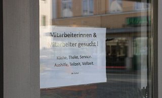 Jobangebote wie diese sieht man aktuell häufig in den Schaufenstern von Einzelhandel und Gastronomie in der Herforder Innenstadt. Die Reaktion darauf ist nach Ansicht der Jobgeber aber sehr verhalten. - Claus Frickemeier Jobangebote wie diese sieht man aktuell häufig in den Schaufenstern von Einzelhandel und Gastronomie in der Herforder Innenstadt. Die Reaktion darauf ist nach Ansicht der Jobgeber aber sehr verhalten. - Claus Frickemeier