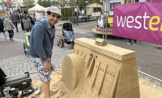 Künstler Yosef Bakir erschuf eine Nachbildung der Saline als Sandskulptur. - Carola Drabon Künstler Yosef Bakir erschuf eine Nachbildung der Saline als Sandskulptur. - Carola Drabon