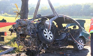 Bei einem Unfall auf der Landesstraße 954 bei Bad Driburg verunglückte ein Autofahrer tödlich. Durch die Wucht des Aufpralls wurde der Mercedes völlig zerstört. - David Schellenberg Bei einem Unfall auf der Landesstraße 954 bei Bad Driburg verunglückte ein Autofahrer tödlich. Durch die Wucht des Aufpralls wurde der Mercedes völlig zerstört. - David Schellenberg