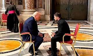 Der ukrainische Präsident Wolodymyr Selenskyj (r.) und US-Präsident Donald Trump bei der Beerdigung von Papst Franziskus im Vatikan. - Uncredited/Ukrainian Presidential Press Service/AP/dpa Der ukrainische Präsident Wolodymyr Selenskyj (r.) und US-Präsident Donald Trump bei der Beerdigung von Papst Franziskus im Vatikan. - Uncredited/Ukrainian Presidential Press Service/AP/dpa