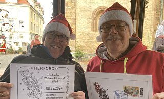 Jörg Moritz (l.) und Wolfgang Sander von den Jungen Briefmarkenfreunden Herford vor der Münsterkirche. - Matthias Bungeroth Jörg Moritz (l.) und Wolfgang Sander von den Jungen Briefmarkenfreunden Herford vor der Münsterkirche. - Matthias Bungeroth