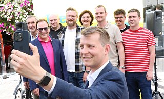 Der Landeschef Henning Höne macht in der Westernstraße ein Selfie von sich und FDP-Mitgliedern aus der Stadt und dem Kreis Paderborn. - Holger Kosbab Der Landeschef Henning Höne macht in der Westernstraße ein Selfie von sich und FDP-Mitgliedern aus der Stadt und dem Kreis Paderborn. - Holger Kosbab
