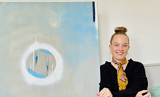 Francesca Schiche im Atelier mit Bild. - Stefan Becker Francesca Schiche im Atelier mit Bild. - Stefan Becker