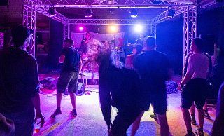 Trotz Hitze wurde immer wieder bei den Auftritten der Bands auch getanzt. - Ralf Bittner Trotz Hitze wurde immer wieder bei den Auftritten der Bands auch getanzt. - Ralf Bittner