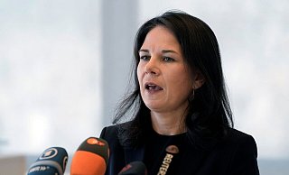 Baerbock joggt nach einer turbulenten Woche durch Berlin. - Bilal Hussein/AP/dpa Baerbock joggt nach einer turbulenten Woche durch Berlin. - Bilal Hussein/AP/dpa