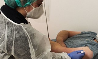 Diese Aufnahme entstand während des Testlaufs im Impfzentrum des Kreises Herford. Heute beginnt hier das Impfen der über 80-Jährigen. - Wiebke Wellnitz Diese Aufnahme entstand während des Testlaufs im Impfzentrum des Kreises Herford. Heute beginnt hier das Impfen der über 80-Jährigen. - Wiebke Wellnitz