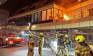 In der Nacht zu Freitag brannten Mobiliar und Palmen auf einem Balkon auf dem Königsplatz. Die Brandstelle lag oberhalb des Cafés "Sweet 'n Tassty" am Durchgang zum Tedi-Markt. - Ralph Meyer In der Nacht zu Freitag brannten Mobiliar und Palmen auf einem Balkon auf dem Königsplatz. Die Brandstelle lag oberhalb des Cafés "Sweet 'n Tassty" am Durchgang zum Tedi-Markt. - Ralph Meyer