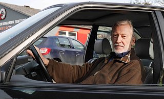 Karl-Heinz Georgi ist, nach zwei weniger glücklich verlaufenen Beziehungen zur E24-Baureihe, 1991 mit seinem BMW-Coupé eine Langzeitbeziehung eingegangen. Zunächst als sogenannter Daily-Driver täglich im Einsatz, darf es das mittlerweile 36jährige Auto seit 8 Jahren etwas ruhiger angehen lassen und sich seit 3 Jahren sogar mit einem H-Kennzeichen schmücken. - Jörg Militzer Karl-Heinz Georgi ist, nach zwei weniger glücklich verlaufenen Beziehungen zur E24-Baureihe, 1991 mit seinem BMW-Coupé eine Langzeitbeziehung eingegangen. Zunächst als sogenannter Daily-Driver täglich im Einsatz, darf es das mittlerweile 36jährige Auto seit 8 Jahren etwas ruhiger angehen lassen und sich seit 3 Jahren sogar mit einem H-Kennzeichen schmücken. - Jörg Militzer