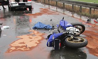 Der Motorradfahrer wurde notärztlich erstversorgt und in ein Krankenhaus transportiert. - Freiwillige Feuerwehr Bad Wünnenberg Der Motorradfahrer wurde notärztlich erstversorgt und in ein Krankenhaus transportiert. - Freiwillige Feuerwehr Bad Wünnenberg