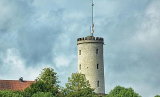 Kein Trauerfall: Tagelang hing die Fahne auf der Sparrenburg auf Halbmast. - Barbara Franke Kein Trauerfall: Tagelang hing die Fahne auf der Sparrenburg auf Halbmast. - Barbara Franke