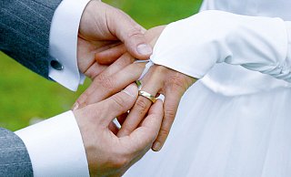 1.315 Paare haben 2020 standesamtlich in Bielefeld geheiratet. Es gab 100 bis 120 coronabedingte Absagen beziehungsweise Verschiebungen. Aktuell sind Trauungen nur in ganz kleinem Rahmen möglich. - Andreas Lander 1.315 Paare haben 2020 standesamtlich in Bielefeld geheiratet. Es gab 100 bis 120 coronabedingte Absagen beziehungsweise Verschiebungen. Aktuell sind Trauungen nur in ganz kleinem Rahmen möglich. - Andreas Lander