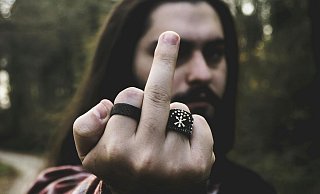 Eine Fahranfängerin hat einen Mann angezeigt, der auf der Autobahn gedrängelt und ihr den Mittelfinger gezeigt haben soll. | Symbolbild - Pexels | Ali Arapoglu Eine Fahranfängerin hat einen Mann angezeigt, der auf der Autobahn gedrängelt und ihr den Mittelfinger gezeigt haben soll. | Symbolbild - Pexels | Ali Arapoglu
