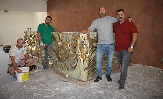 Eifrig arbeiten Trockenbauer Adrian Paveliuc (v. l.), der Raumgestalter und Künstler Sulo, Inhaber und Koch Don Pepe und Nico Balan am Umbau eines Modeladens zu einer Brasserie. - Hermann Ludwig Eifrig arbeiten Trockenbauer Adrian Paveliuc (v. l.), der Raumgestalter und Künstler Sulo, Inhaber und Koch Don Pepe und Nico Balan am Umbau eines Modeladens zu einer Brasserie. - Hermann Ludwig