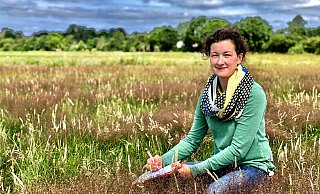 Anna Brennemann arbeitet seit Anfang 2019 für die Biologische Station Ravensberg. Im Füllenbruch kümmerte sie sich um die Pflanzenwelt. In den vergangenen Monaten hat sie eine Bestandsaufnahme der Gräser und Blumen gemacht, die dort wachsen. - Alexander Jenniches Anna Brennemann arbeitet seit Anfang 2019 für die Biologische Station Ravensberg. Im Füllenbruch kümmerte sie sich um die Pflanzenwelt. In den vergangenen Monaten hat sie eine Bestandsaufnahme der Gräser und Blumen gemacht, die dort wachsen. - Alexander Jenniches