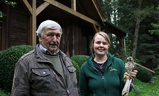 Wilfried Limpinsel von der Wildtierstation in Marsberg-Essentho, hier 2020 mit seiner Enkelin Anna Reichel und einem genesenen Turmfalken, ist in der vergangenen Woche gestorben. - Jutta Steinmetz Wilfried Limpinsel von der Wildtierstation in Marsberg-Essentho, hier 2020 mit seiner Enkelin Anna Reichel und einem genesenen Turmfalken, ist in der vergangenen Woche gestorben. - Jutta Steinmetz