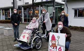 Startbereit zur Probefahrt: Bettina-Reller-Wiese steuert die Fahrrad-Rikscha vor das Caritas-Altenheim Haus Bredemeier, und Theresia Ordelheide genießt den Ausflug. Darüber freuen sich (v. l.) Bertold Filthaut, Anna Dusch und Thomas Westhof. - Ralph Meyer Startbereit zur Probefahrt: Bettina-Reller-Wiese steuert die Fahrrad-Rikscha vor das Caritas-Altenheim Haus Bredemeier, und Theresia Ordelheide genießt den Ausflug. Darüber freuen sich (v. l.) Bertold Filthaut, Anna Dusch und Thomas Westhof. - Ralph Meyer